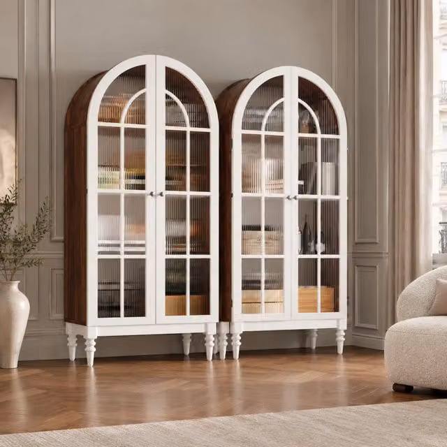 Vetrina ad arco 165 cm con ante doppie in vetro rigato, 3 ripiani, MDF e metallo, colori noce e bianco