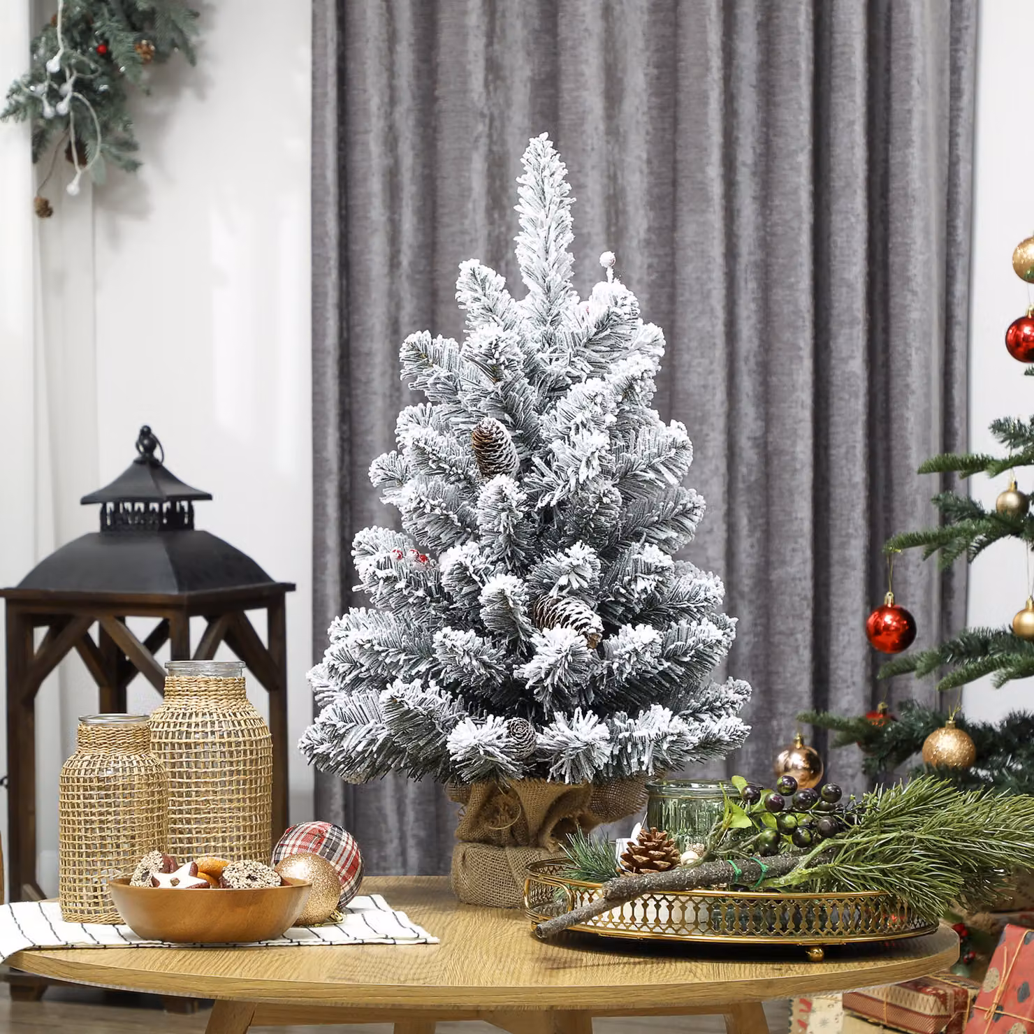 Albero di Natale da tavolo HOMCOM verde con 72 rami innevati, pigne e bacche rosse, Altezza: 60 cm – 2