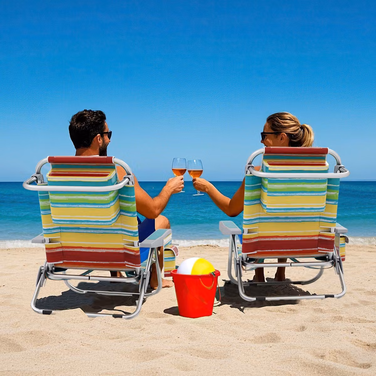 Sedia da spiaggia pieghevole Costway con zaino, portabicchieri e poggiatesta regolabile, modello multicolore a righe maritime