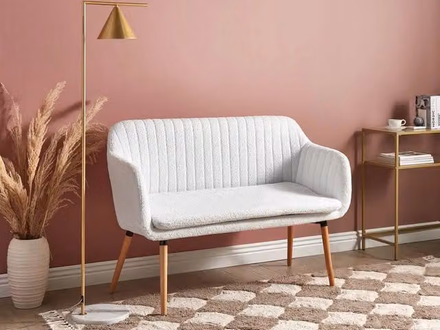 Divano 2 Posti Moderno BELIANI in Tessuto Bouclé Bianco con Struttura in Metallo e Gambe in Legno di Gomma L: 132 cm, P: 90 cm, H: 60 cm