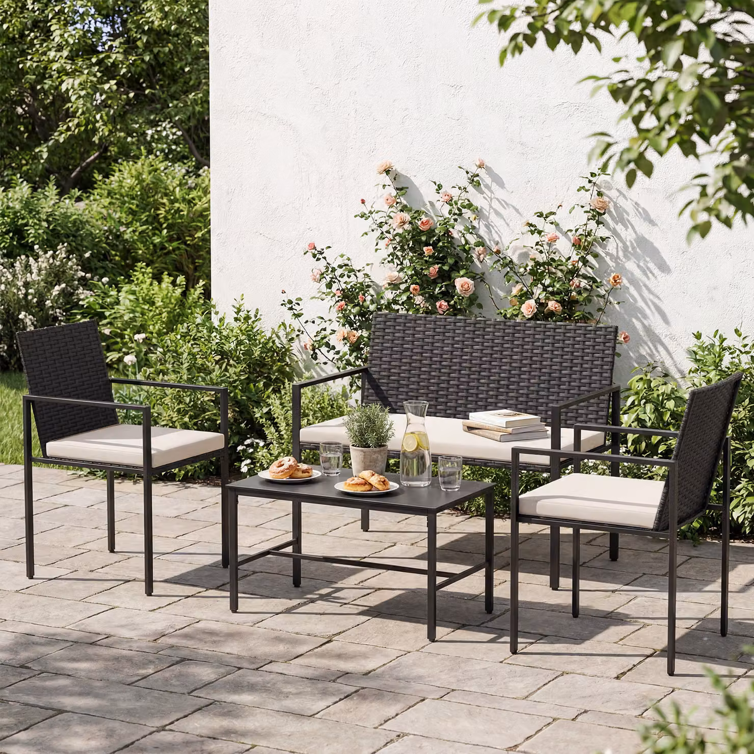 Set da giardino Costway a 4 pezzi in rattan con tavolino in vetro temperato e poltrone beige per esterno
