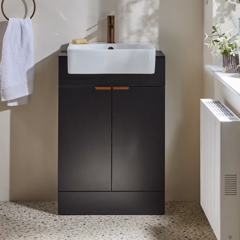 Mobile Bagno a Terra Grigio Nero da 550mm con Lavabo e Maniglie con Impugnatura a Dito in Rame Satinato - Cluo