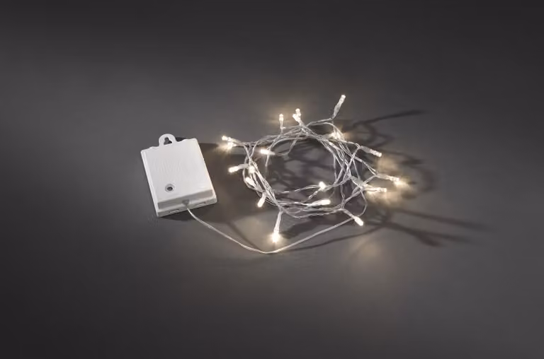 Konstsmide - Fata LED, con interruttore on/off e timer 6h, con 8 funzioni e funzione di memoria, 40 diodi bianco caldo, a batteria, per esterni (IP44), cavo trasparente scatola bianca, 4 x AA 1,5V (escl.); 3724-103