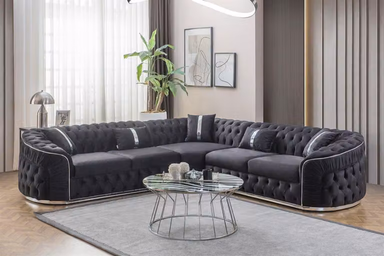 Schwarzer Ecksofa mit silbernen Elementen und geschwungenen Armlehnen