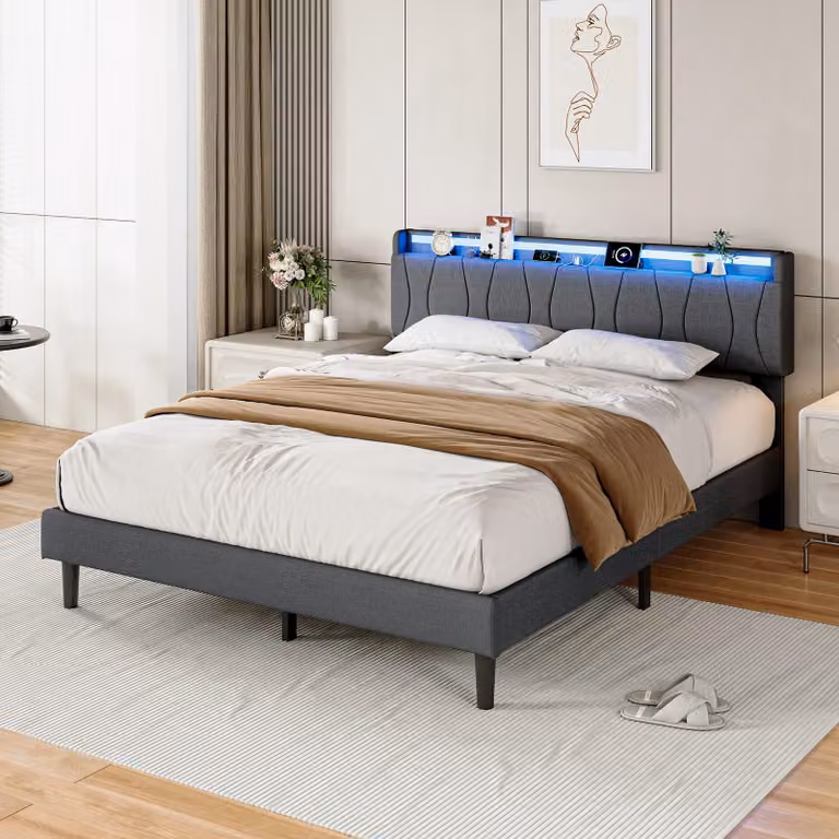 Letto imbottito 140x200 cm con illuminazione LED, 2 porte USB e una porta USB-C, rete a listelli, testiera imbottita, rivestito in lino grigio, con un'altezza da terra di 18 cm, senza materasso