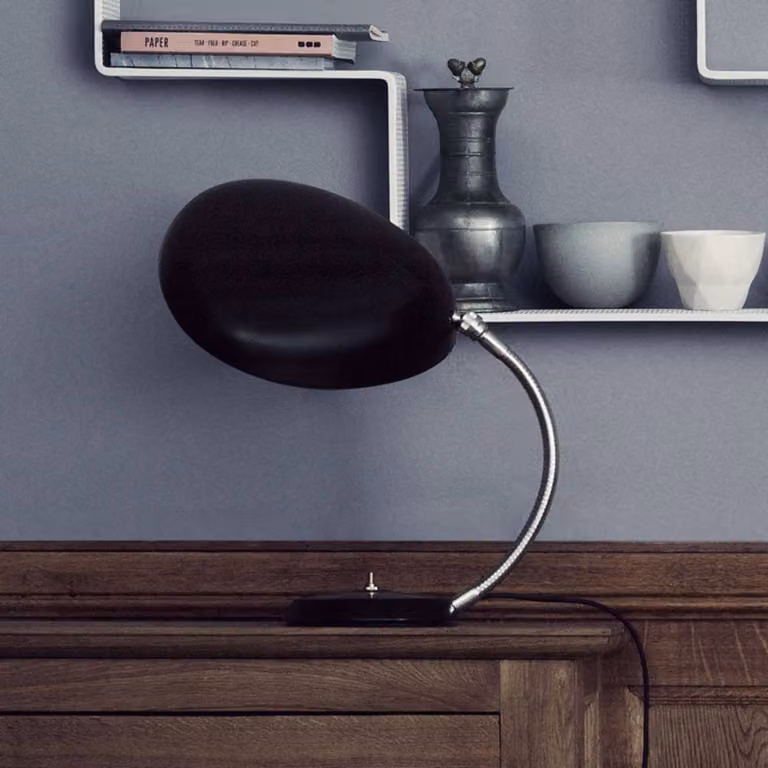 GUBI Lampada da tavolo di design Cobra, Nero, Soggiorno / Sala da pranzo, Metallo, Design, Lampada da tavolo