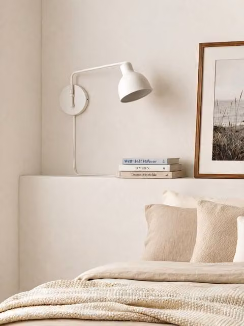 Applique Elis Kenay Home bianca in metallo con paralume a cupola per camera da letto