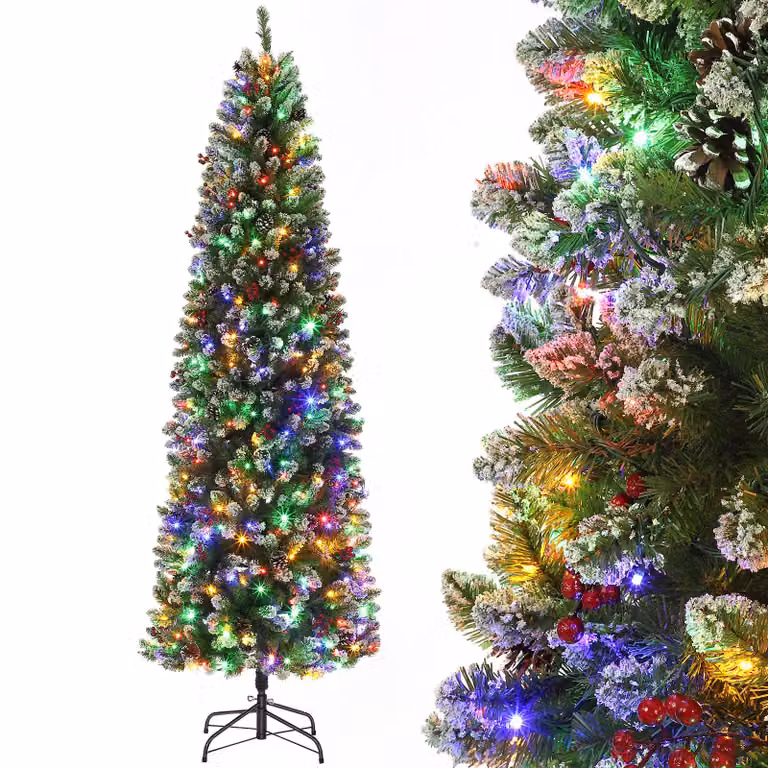 Albero di Natale artificiale, modello slim e stretto, altezza 230 cm, con illuminazione LED (bicolore/bianco caldo), decorato con pigne e bacche rosse. Montaggio con cerniere, base in metallo