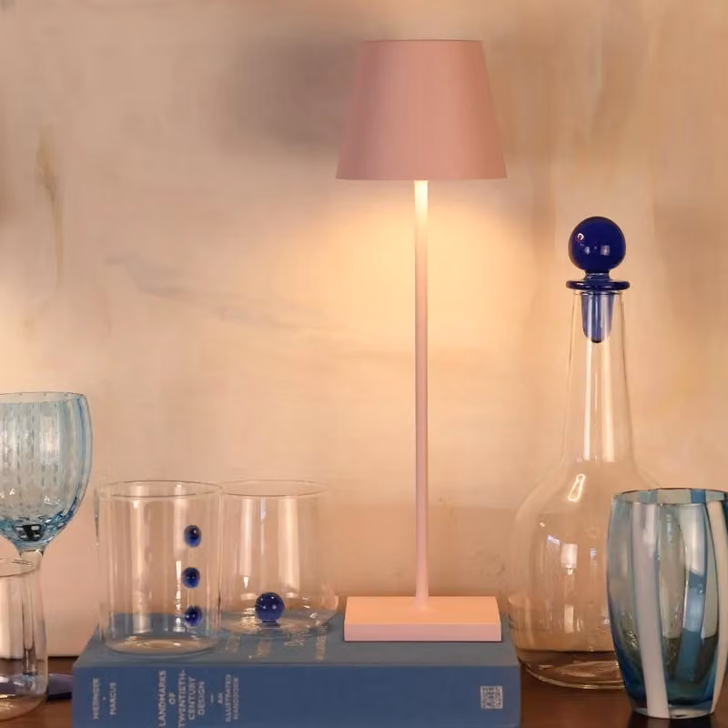 Lampada da tavolo LED Poldina Pro Zafferano Rosa ricaricabile e dimmerabile con tecnologia touch e protezione IP54 – 2