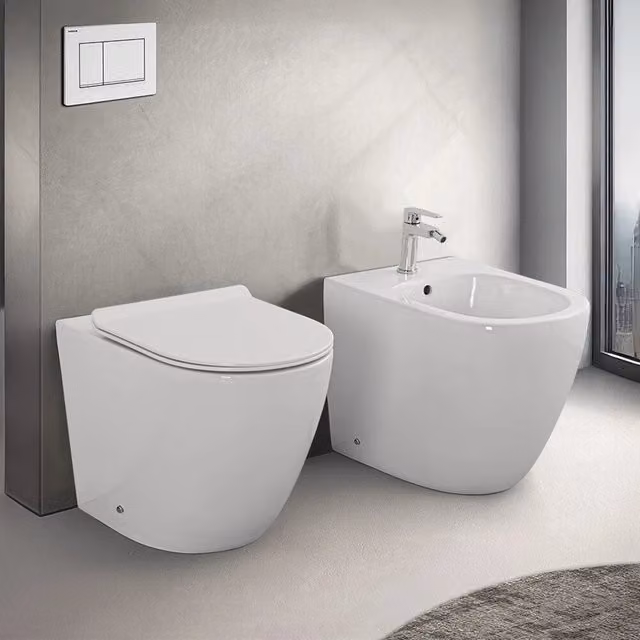 Sanitari Tokyo INBAGNO in ceramica bianca, modello filo muro senza brida con copriwater soft-close, L: 56,0 cm, P: 40,5 cm, H: 36,0 cm