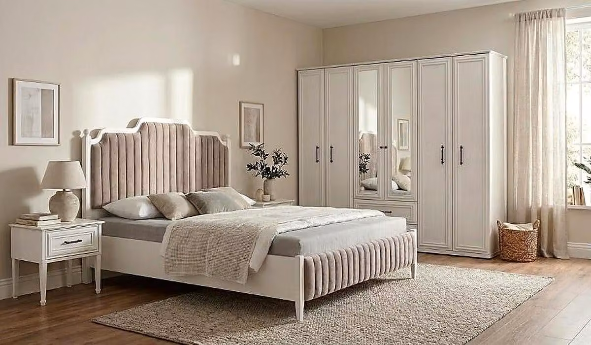 Set per camera da letto: letto imbottito, due comodini, armadio elegante