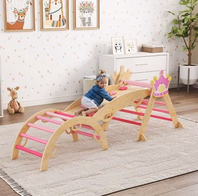 Struttura da arrampicata 8 in 1 per bambini in legno rosa con scivolo e altalena