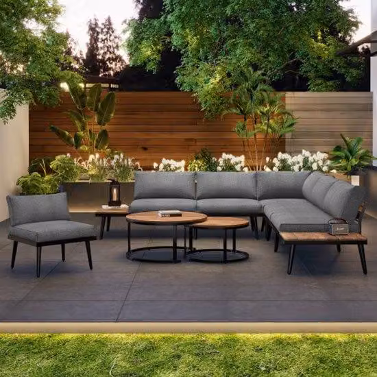 Set da terrazzo per 5-6 persone, con struttura in ghisa, composto da: 2 panche a due posti, 2 poltrone indipendenti e 1 tavolo