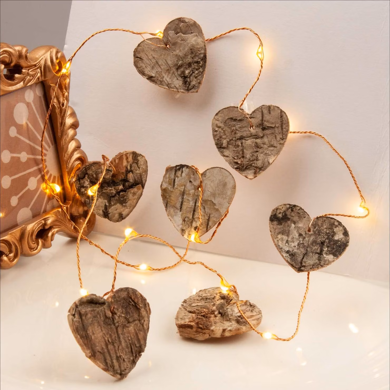 Catena luminosa a LED con cuori in legno, illuminata 0,95 m, bianco caldo, batteria, per interni 520453