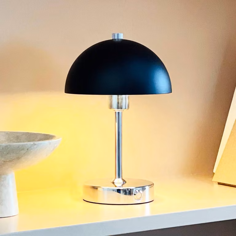 Dyberg Larsen Lampada da tavolo di design Malmö, dimmerabile, Cromo / Argento, Soggiorno / Sala da pranzo, Metallo, Design, Lampada da tavolo