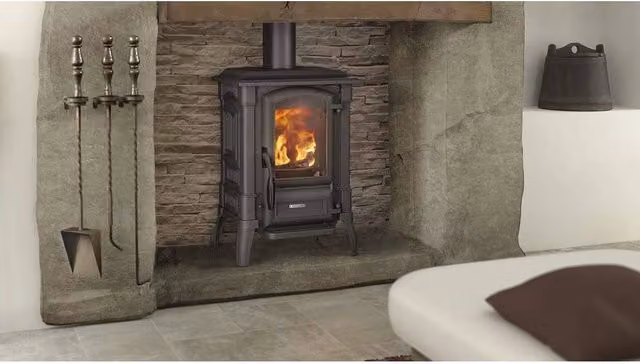 Stufa a Legna in Ghisa Smaltata Giulietta Nordica Colore Nero L/P/H: 70.6 x 48.7 x 43.0 cm – 1