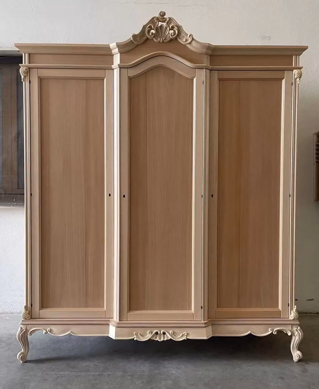 Armadio classico barocco a 3 ante in legno grezzo Mobili 2G L/P/H: 193 x 73 x 230 cm – 2