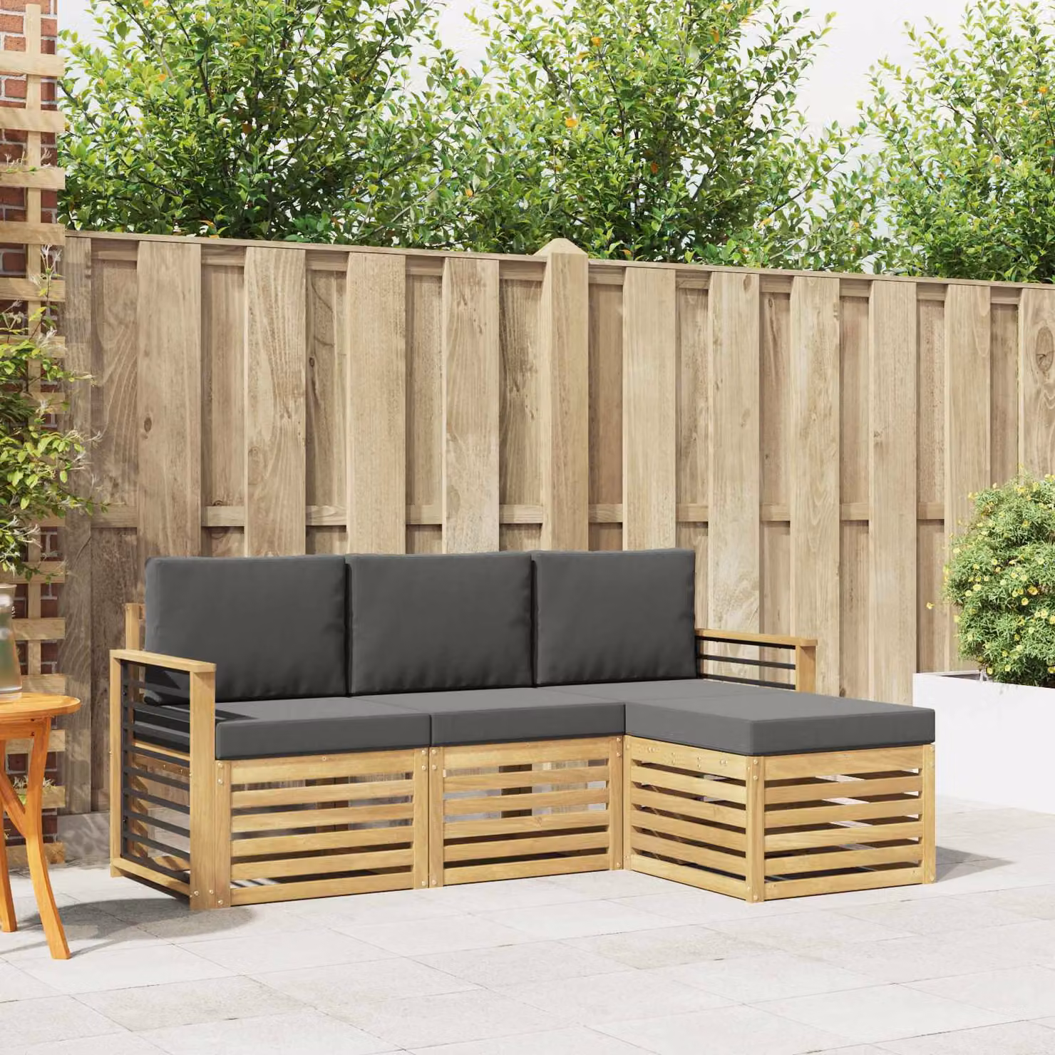 vidaXL Set di divani da esterno a L composto da 4 pezzi in legno di acacia con cuscini bianchi e antracite
