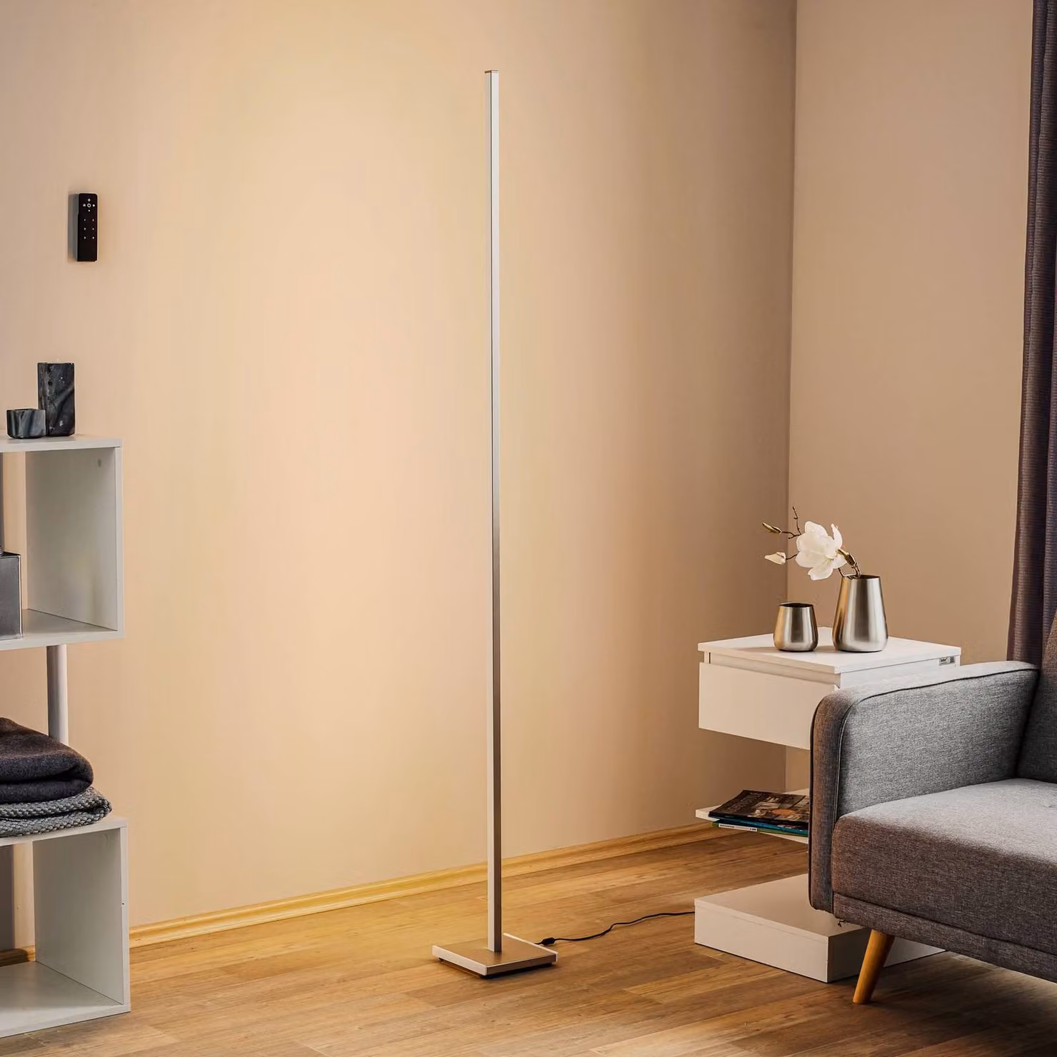Evotec Lampada da terra a LED Orix, dimmerabile, Bianco / Opale, Soggiorno / Sala da pranzo, Alluminio, Moderno, Lampada LED da terra