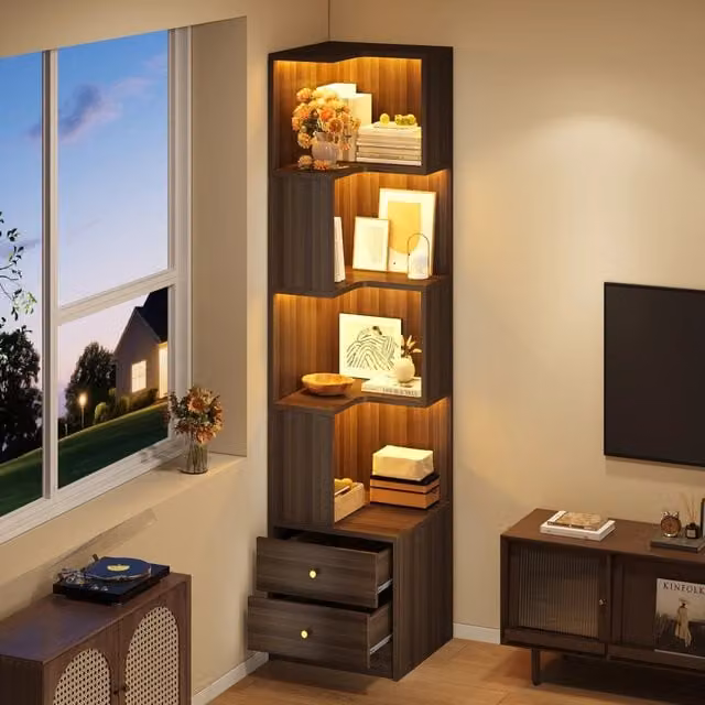 Libreria angolare moderna OKWISH in MDF marrone con illuminazione LED controllabile da app, 4 ripiani aperti e 2 cassetti, H 180 x L 45 x P 43,5 cm