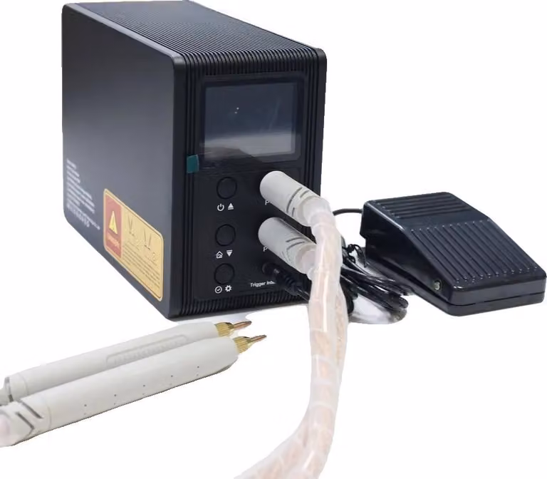 Saldatrice a punti, adatta per saldature da 1 mm, potenza massima di uscita 29,2 kW, tensione di ingresso 9V, corrente di uscita massima 3250 A, dimensioni 180x131x80 mm