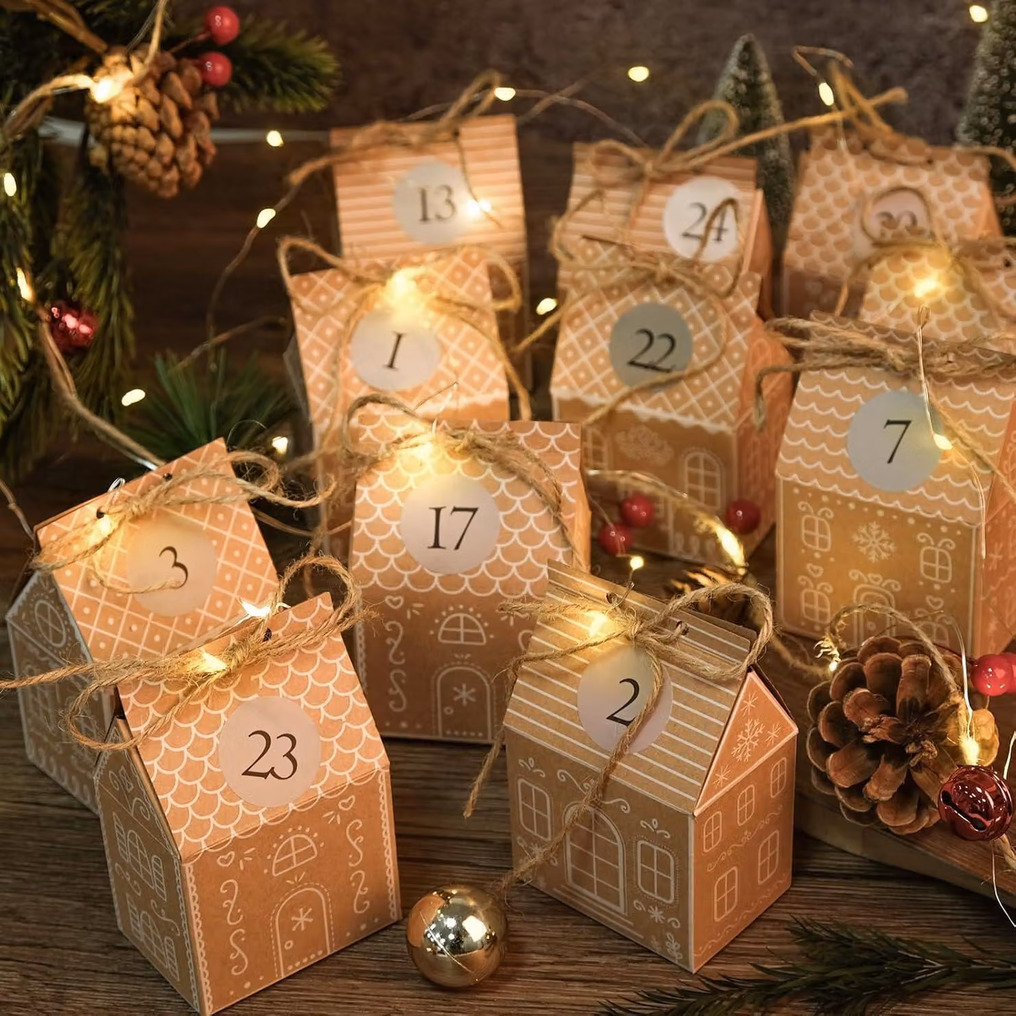 Calendario dell'Avvento: riempire con 24 biscotti a forma di casetta di pan di zenzero, casa di carta