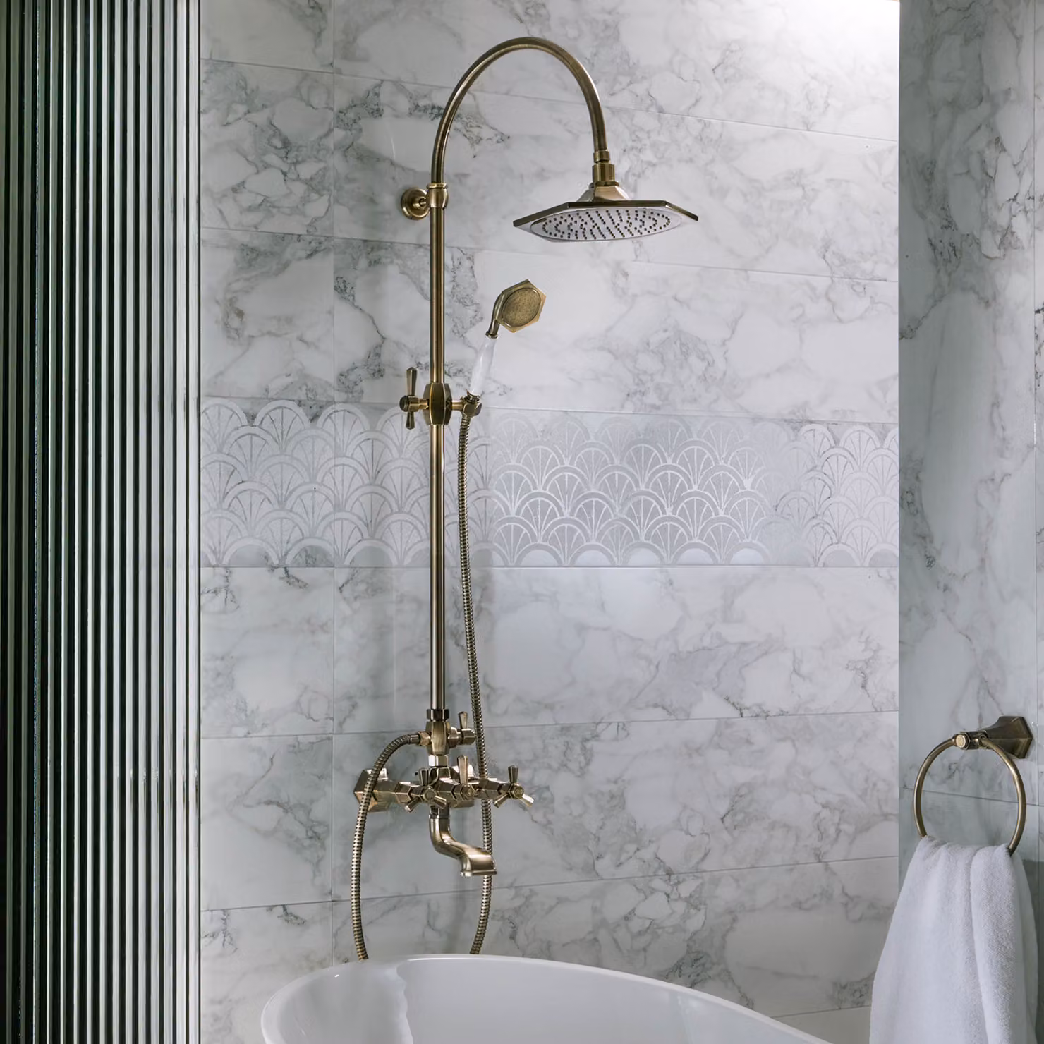 Kit Doccia con Miscelatore per Vasca da Bagno a Parete con Soffione e Doccetta Art Deco - Ottone Spazzolato - Earlham