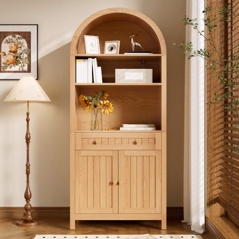 Armadio da cucina Flieks con ante curve, mobile alto con doppie ante e ripiani per spezie su entrambi i lati interni, credenza per cucina e soggiorno, finitura naturale
