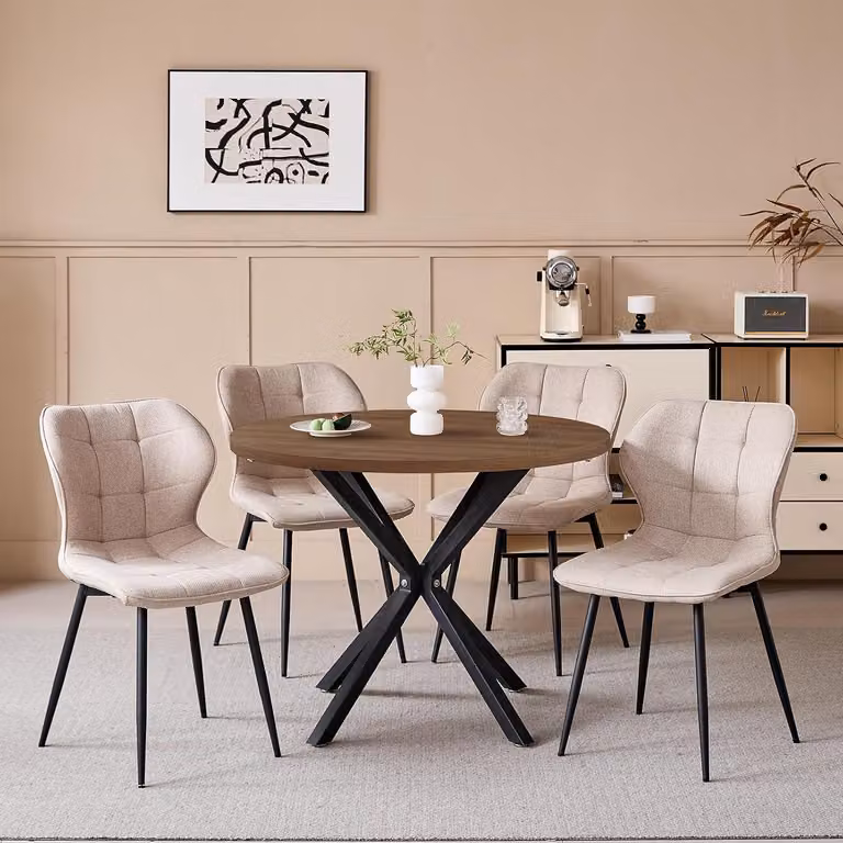 Set da pranzo composto da un tavolo rotondo di 100 cm di diametro e 4 sedie, con piano in legno scuro, sedute in lino color kaki e gambe in metallo
