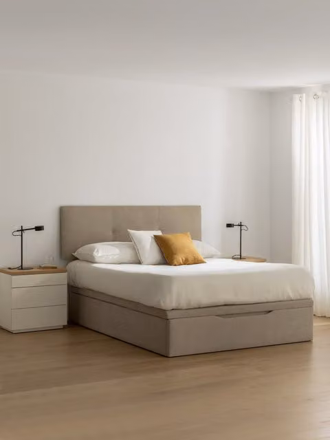 Letto contenitore imbottito Kenay Home colore perla con base a sollevamento L: 150 cm, P: 190 cm