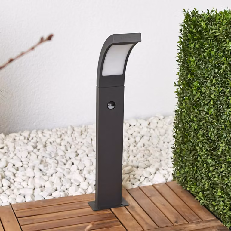 Lucande lampione a LED Juvia, 60 cm, rilevatore di movimento, IP54 Juvia, Nero, Alluminio, Moderno