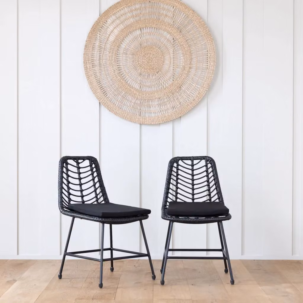 Set di 2 sedie da giardino OKA in rattan sintetico nero con cuscini in tessuto e struttura in metallo – 2
