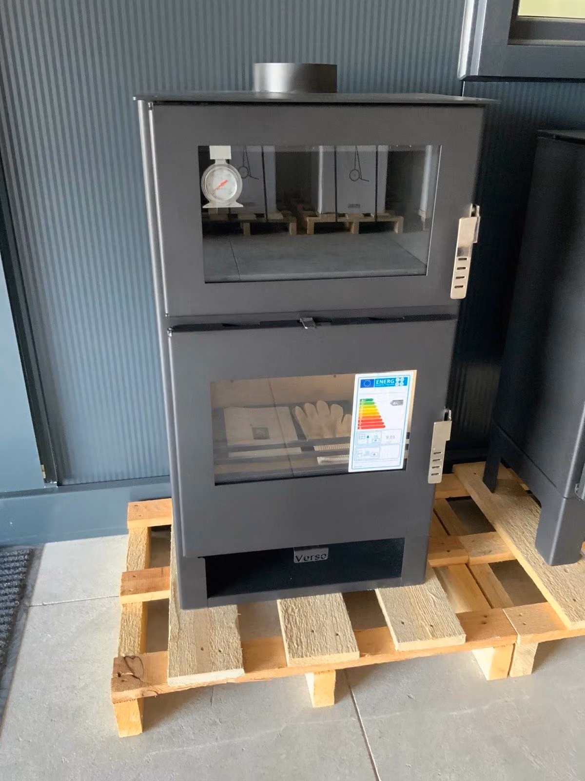 Stufa a legna Verso F – 9 kW, con forno e termometro – Classe A