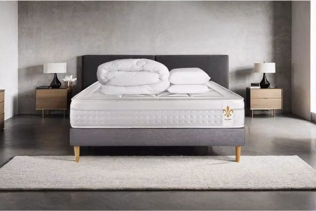 Pacchetto letto completo Vingt-Huit con materasso ibrido, box spring imbottito, doghe, 2 cuscini e piumino, colore bianco, L/P: 180 x 200 cm – 1