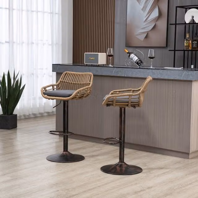 Set di 2 sgabelli da bar OKWISH girevoli e regolabili in altezza con schienale e poggiapiedi in lino grigio e dettagli oro