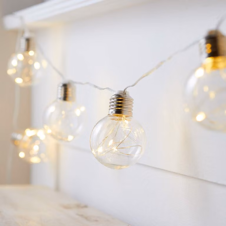 Catena luminosa con 50 micro-LED a luce calda, lunghezza 2,75 metri, con timer