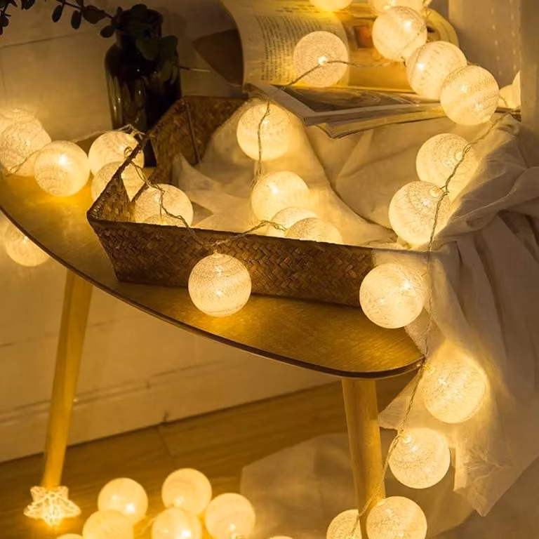 Catena luminosa a LED, con 20 palline di cotone, lunghezza 3,3 metri, luce bianco caldo, alimentazione a batteria