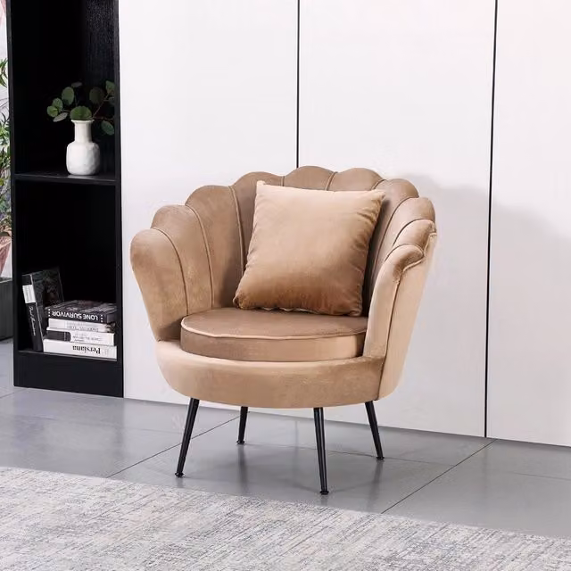 Poltrona Orel a Conchiglia in Velluto Beige con Struttura in Legno Massello Veriaffari