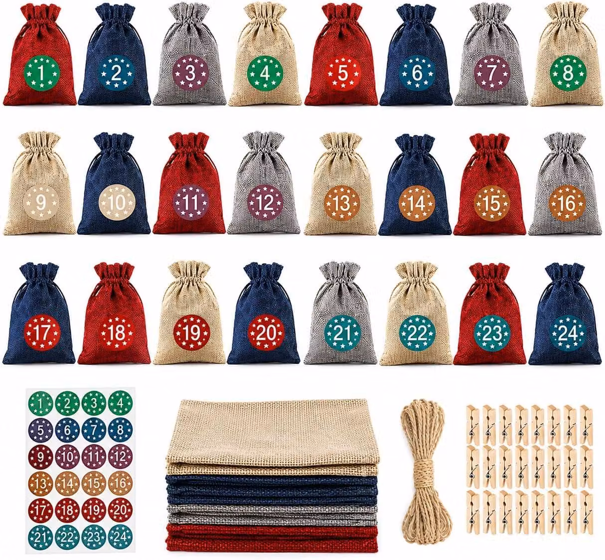 Calendario dell'Avvento da riempire, modello 3, con 24 sacchetti nei colori rosso, blu, grigio e beige, inclusi adesivi con numeri, graffette e corda. Kit per creare decorazioni natalizie fai-da-te
