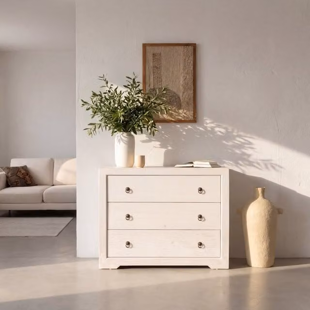 Comoda Oblak Banak in legno massiccio di araucaria bianco stile shabby chic