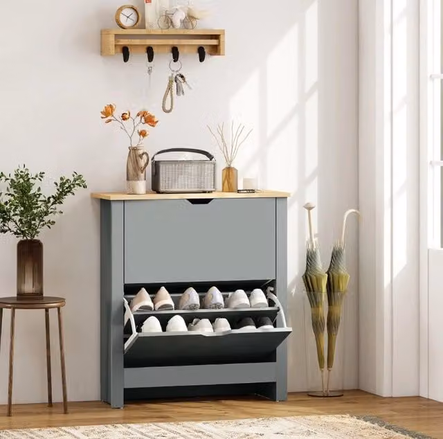 Scarpiera salvaspazio grigio chiaro con 2 ante a ribalta per 8-12 paia di scarpe e ripiano