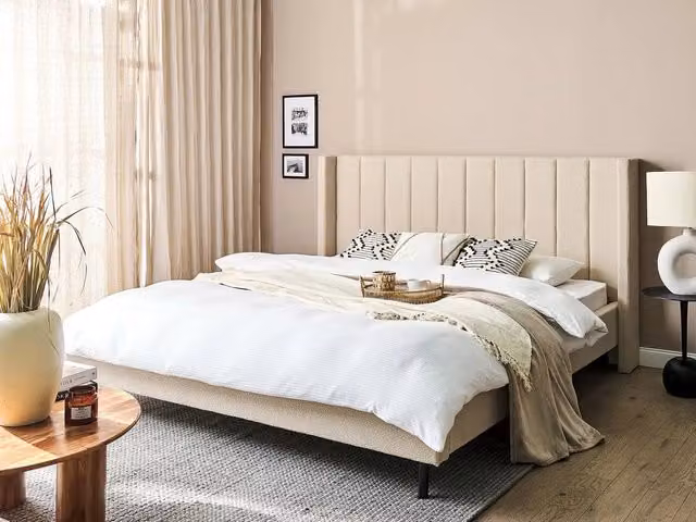 Letto matrimoniale Beliani in tessuto bouclé beige con doghe L/P: 180 x 200 cm stile moderno glam