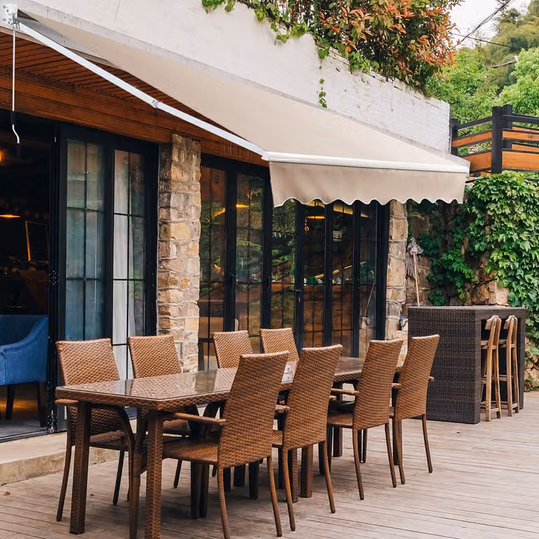 Tenda da sole retrattile Costway in alluminio e poliestere impermeabile con manovella, Beige, L: 295 cm, H: 250 cm