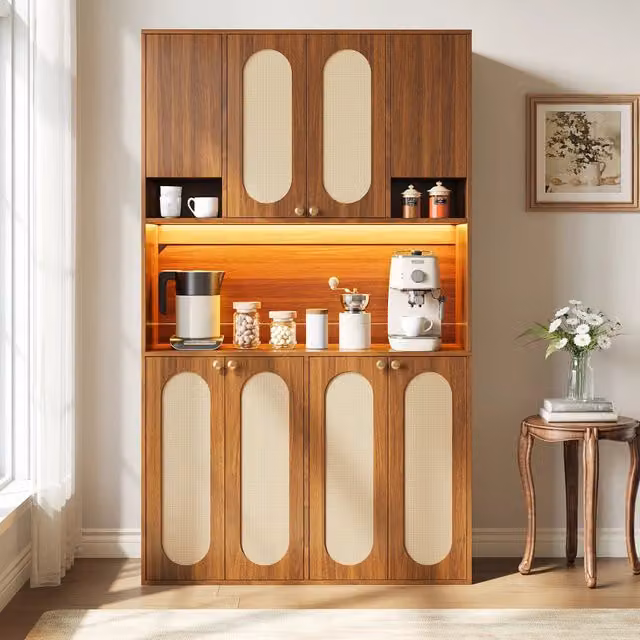 Credenza alta moderna con otto ante in MDF e rattan, illuminazione integrata e chiusura soft-close, colori beige e marrone, H: 178 cm, L: 40 cm, P: 40 cm