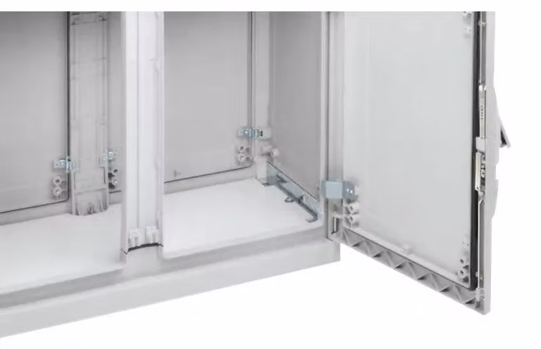 Piastra di ingresso cavi in poliestere Schneider Electric per versione PLAZ o PLAZT, 1000 x 320 mm (L x P) NSYECPLAZ103G