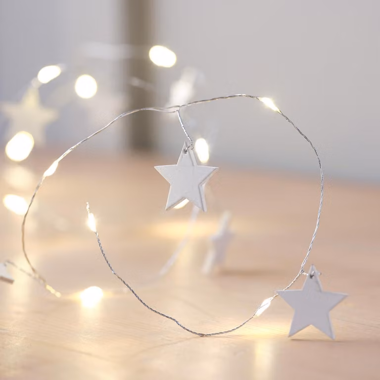 Catena luminosa con 20 stelle di legno bianco caldo, micro LED e timer, lunghezza 1,9 metri