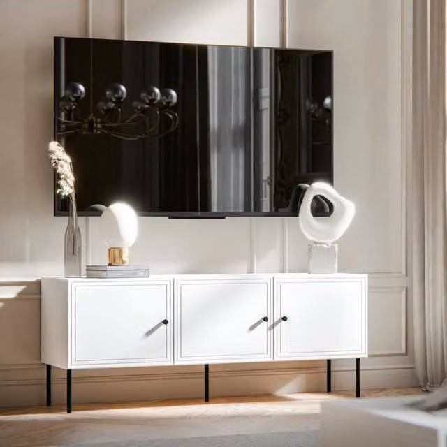 Mobile porta TV Sarzana DMORA, Madia da salotto moderna con tre ante battenti in MDF, Bianco, L 151 x P 40 x H 60 cm – 1