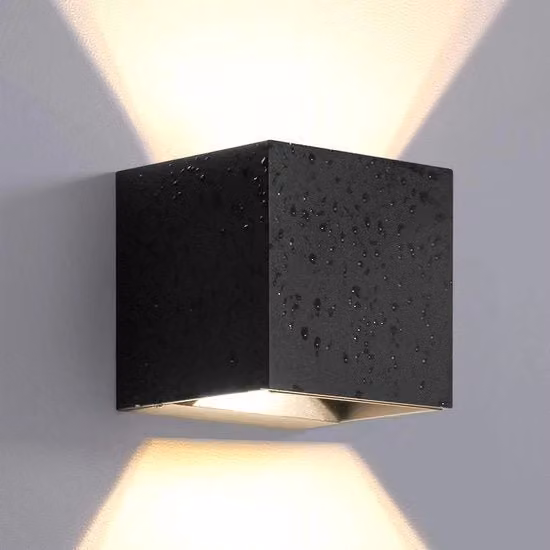 Lampada da parete esterna LED moderna in alluminio nero, design quadrato con illuminazione up/down regolabile, IP65 impermeabile per giardino, luce bianco caldo 3000K