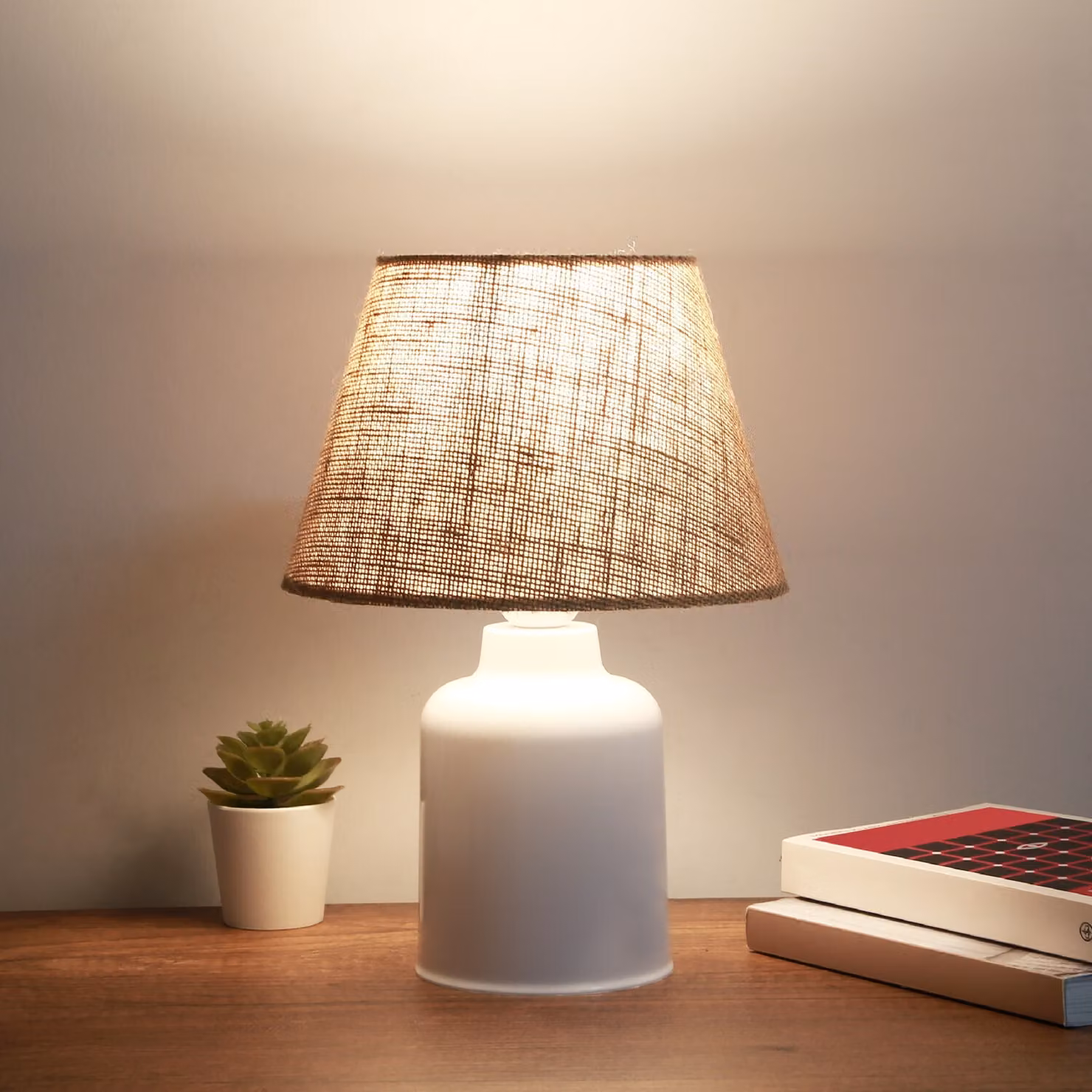Opviq, lampada da tavolo di alta qualità, color crema e bianco, altezza 31 cm, paralume in juta (22 x 14 cm), cavo da 150 cm, attacco E27, max 40 W | Design rustico per interni moderni.