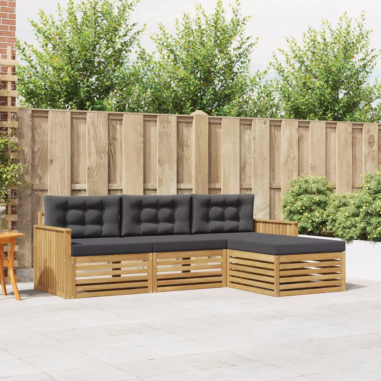 vidaXL Set di divani da esterno a L in legno di acacia con pouf, 4 pezzi, Bianco e Antracite
